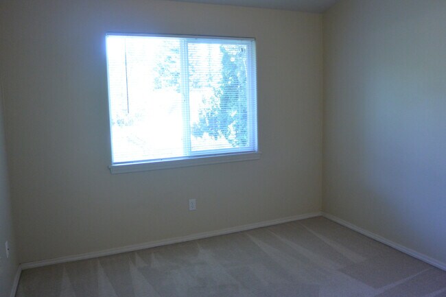 Building Photo - 5546 NE 89th Ave
