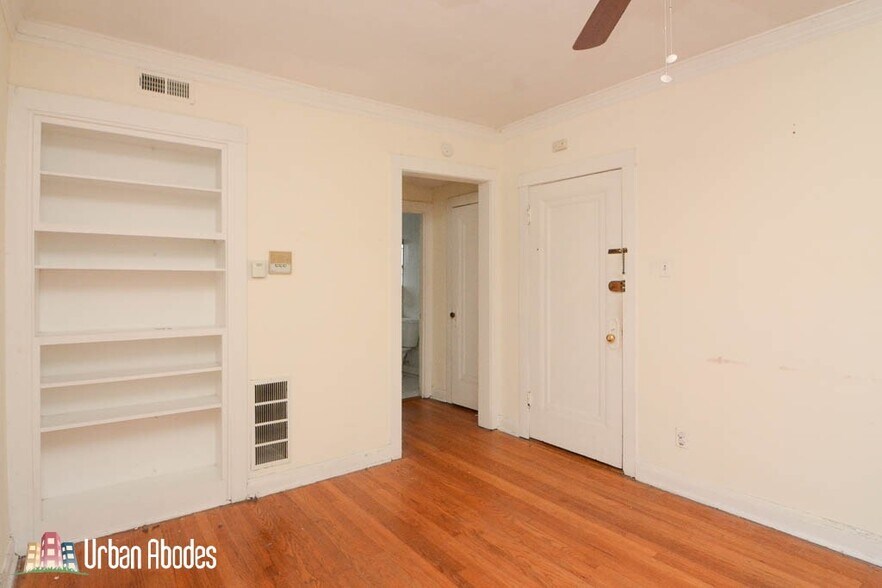 Building Photo - 3009 N Racine Ave