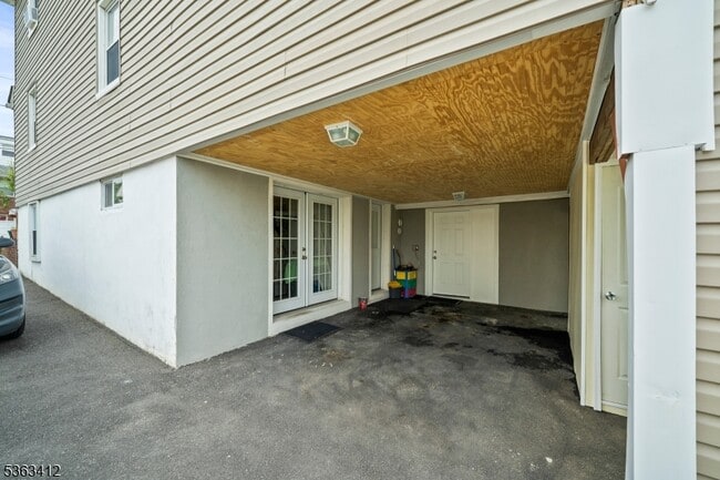 Building Photo - 46 Bush Ave