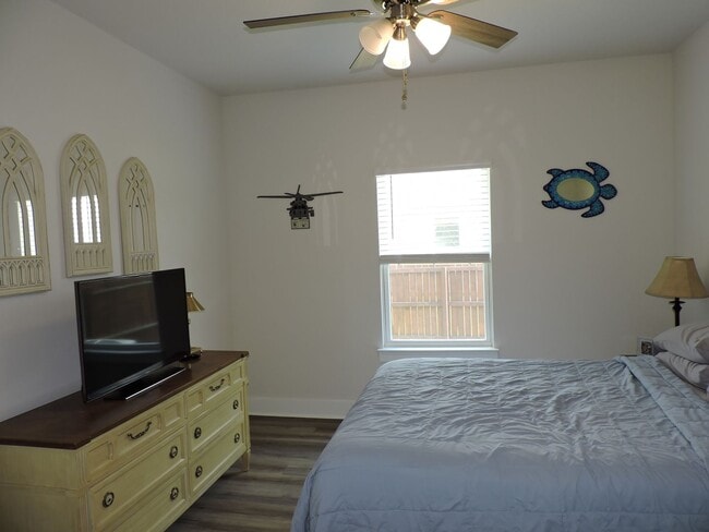 Building Photo - Easy access to shopping, interstate & Navy...
