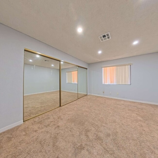 Building Photo - Beautiful 2 Bedroom 2 Bathroom Condo at The Lakes!