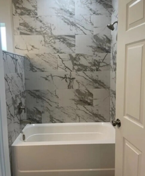 Building Photo - 548 Redwood Ave S