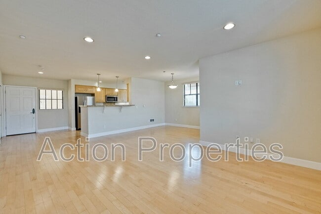 Building Photo - 1765 E Bayshore Rd