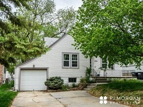 Building Photo - 2 bedroom, 1.5 Bathroom House Available Im...