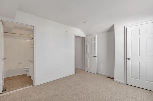 Building Photo - Luxurious 2 Level 2 Bedroom + Den 3 Bathro...
