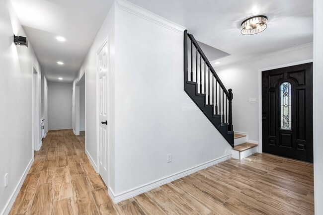 Building Photo - 3511 Tree Ln