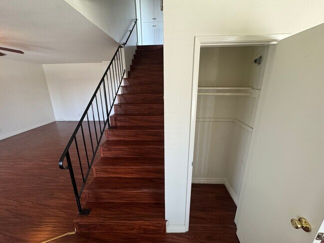 Building Photo - 1073R