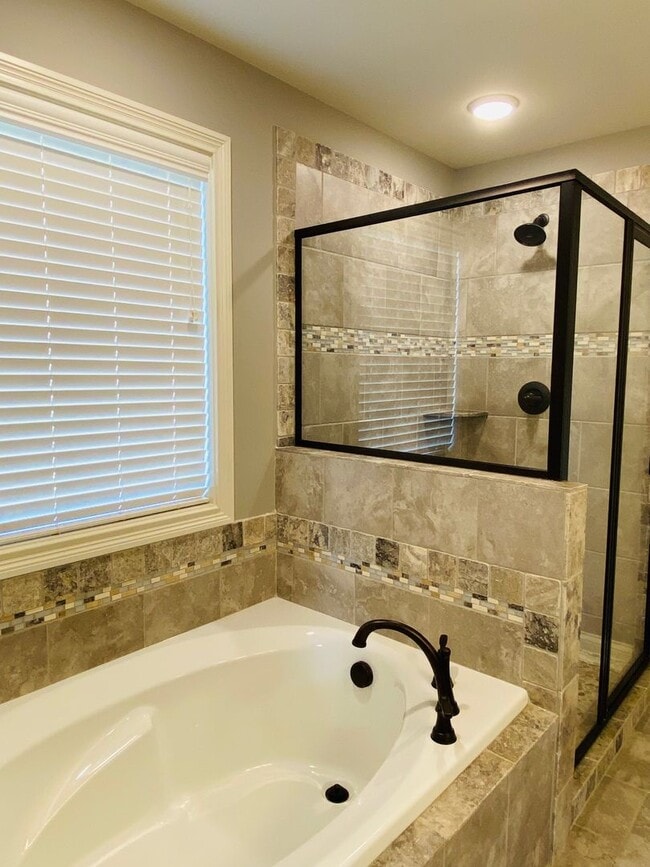 Building Photo - Luxury Home in Sango