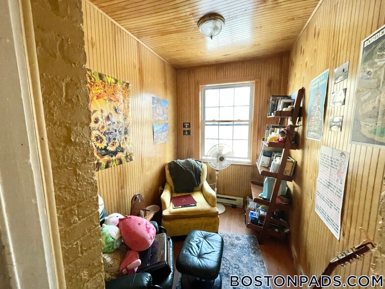 Building Photo - 192 Kelton St