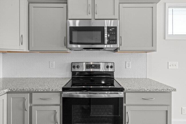 Building Photo - Pet Friendly Three Bedroom!