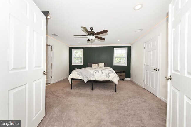 Building Photo - 127 Lark Dr