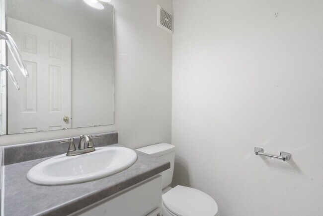 Building Photo - 1707 E Walnut Lawn St