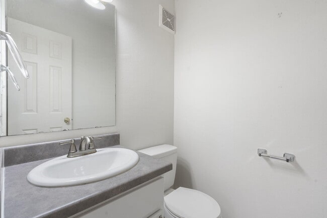 Building Photo - 1711 E Walnut Lawn St