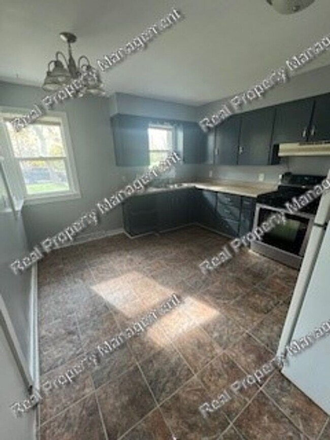 Building Photo - Two bedroom duplex