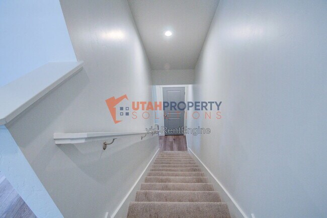 Building Photo - 1047 W 400 S
