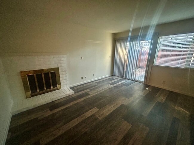 Building Photo - Marina Gardens Townhouse!  End unit, excel...