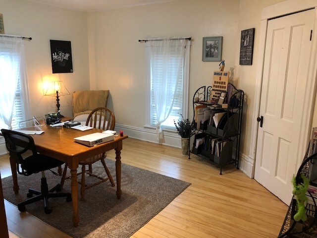 Building Photo - 209 Garland St E