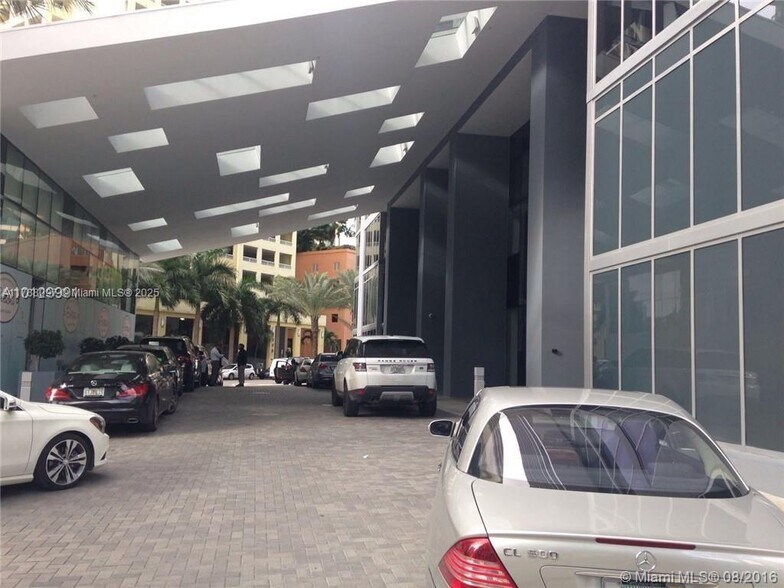 Building Photo - 1300 Brickell Bay Dr