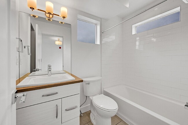 Building Photo - $3,495 = 2 Bed, 2 Bath Townhome in Denver ...