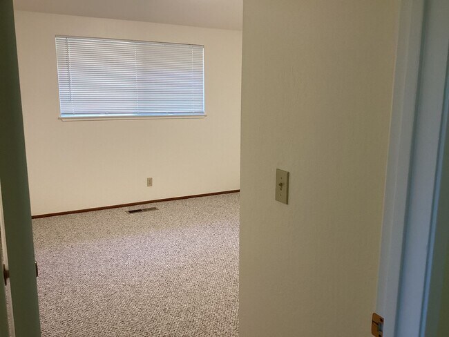 Building Photo - 271 Bowen Ave
