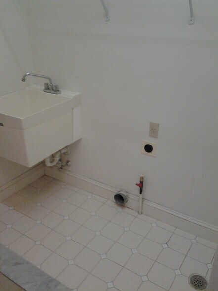 Building Photo - 2767 West Blvd