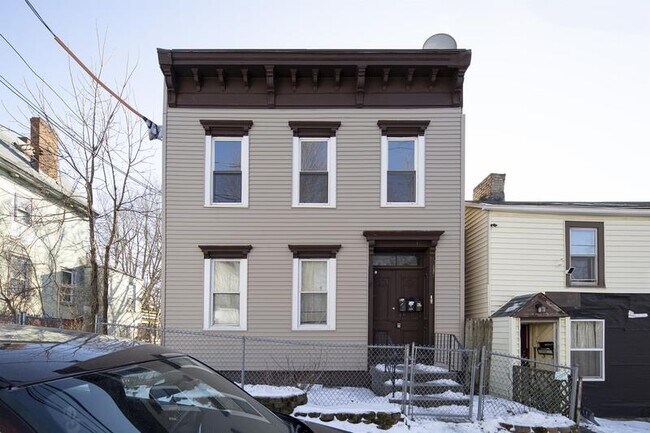 Building Photo - 56 Thompson St