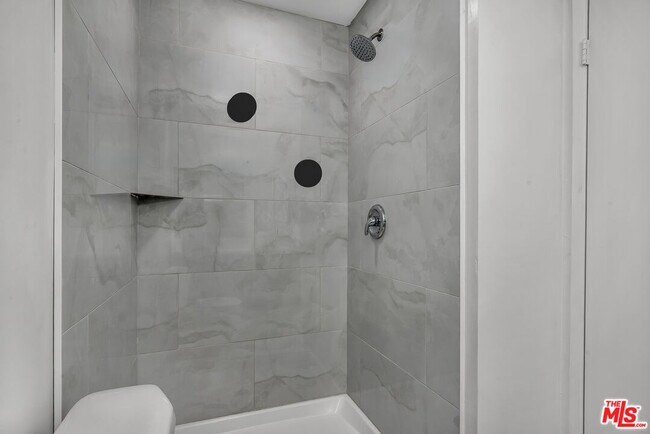 Building Photo - 406 N Oakhurst Dr