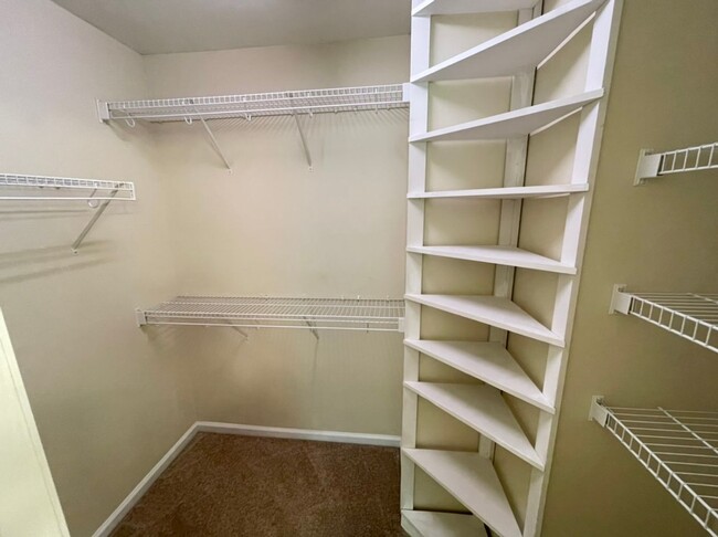 Building Photo - Beautiful 3 Bedroom End-Unit Townhouse