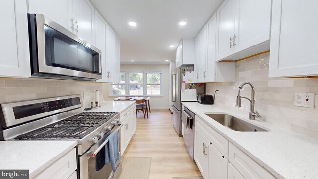 Building Photo - 5810 Helmsdale Ln