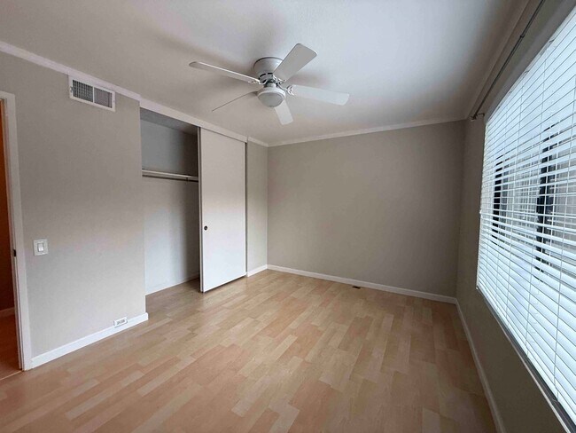 Building Photo - Fabulous Campus Commons 3 Bedroom