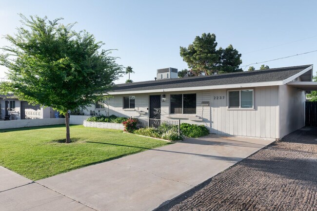 Building Photo - 2237 E Hillery Dr