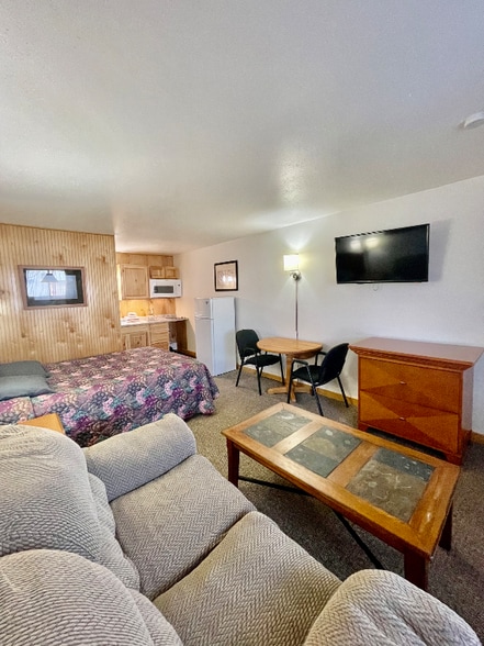 Building Photo - 102 N Maple Ave