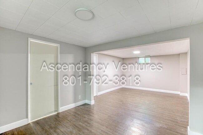 Building Photo - 745 E 3 Fountains Cir