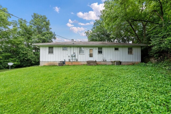 Building Photo - Beautifully Updated 1/2 Duplex in Prime Kansas City Location!