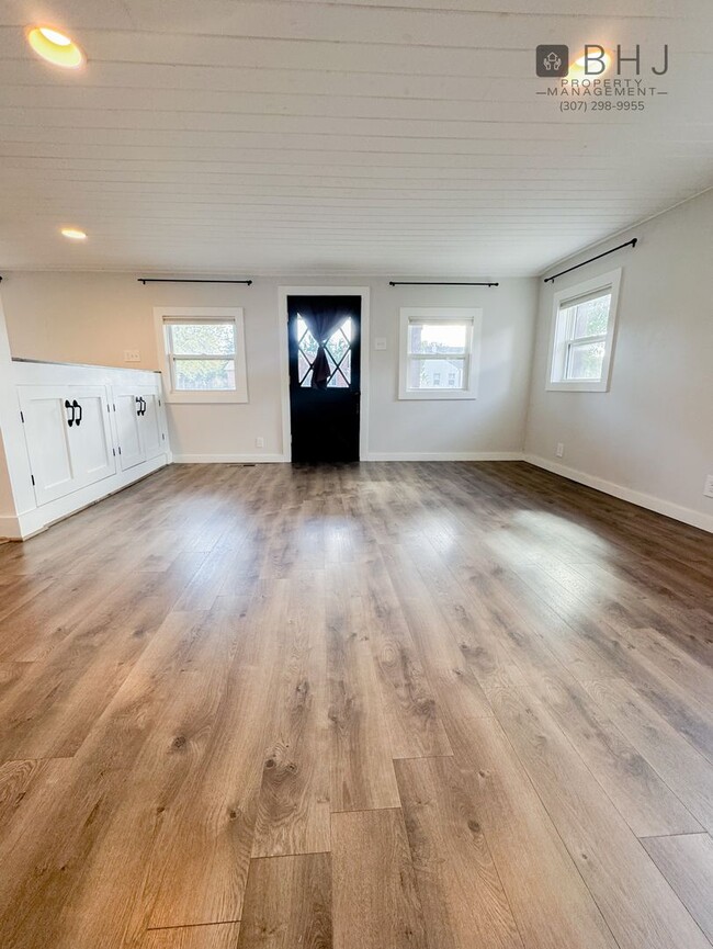 Building Photo - DOG FRIENDLY, 3 BED/ 1.5 BATH SINGLE FAMIL...