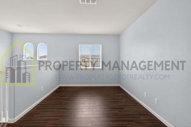 Building Photo - Spacious Elegance Awaits: 4-Bedroom Home with Hardwood Floors in Elk Grove!