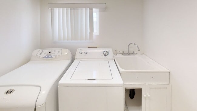 Building Photo - HUGE House!! CLOSEST to Campus! (Lease out, pending signatures. Check back in a few days!)