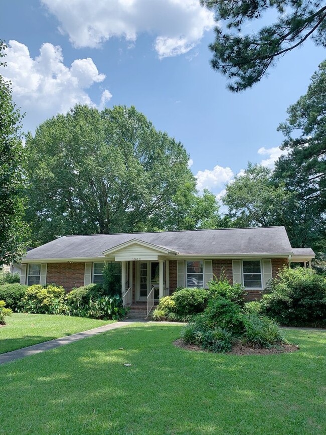 Building Photo - Beautiful 3-4 Bedroom 2 Bathroom home in t...