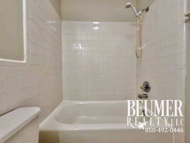 Building Photo - Charming 2 bedroom, 2.5 bath townhome for rent in SW Pensacola!