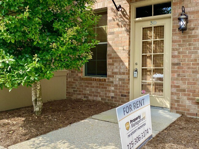Building Photo - Ground-Level 1BR/1BA Townhouse in Gated Chatsworth Court, Near LSU