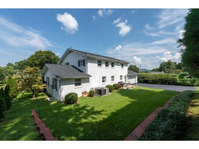 Building Photo - Beautiful 4-Bedroom/2.5 Bath Single-Family Home in Great Neighborhood in Johnson City, TN, with d...