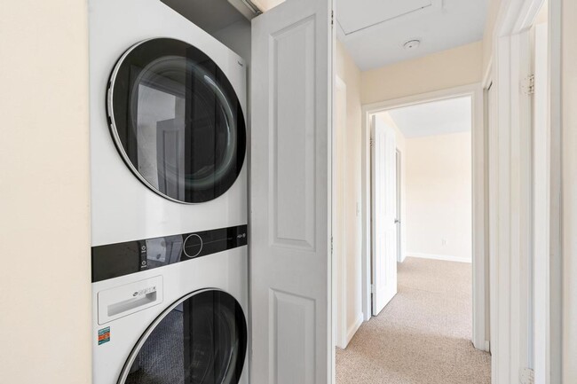 Building Photo - 2 Bedroom 2 Bathroom Upstairs Unit with Up...