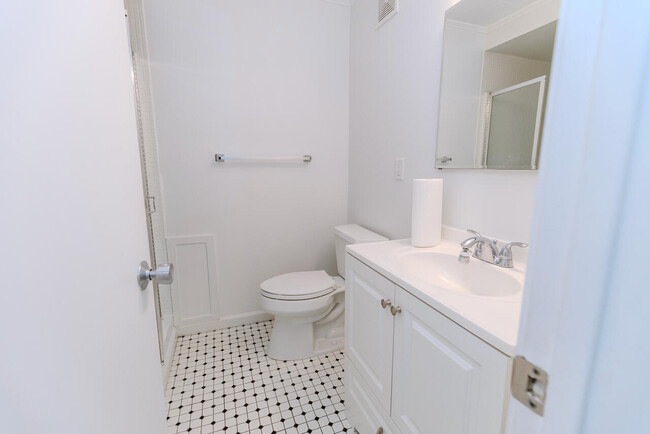 Building Photo - 725 Peninsula Ct