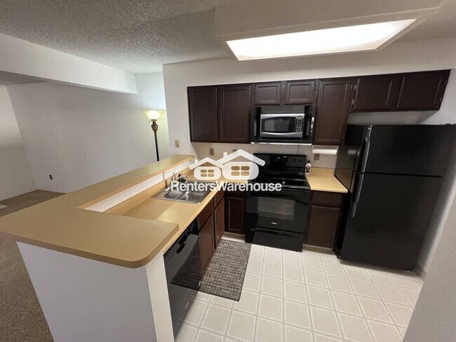 Building Photo - Elegant 2-bedroom 1-bathroom Single Story Townhome-NEW Carpet