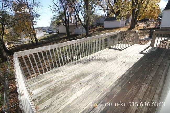 Building Photo - 4701 SW 2nd St