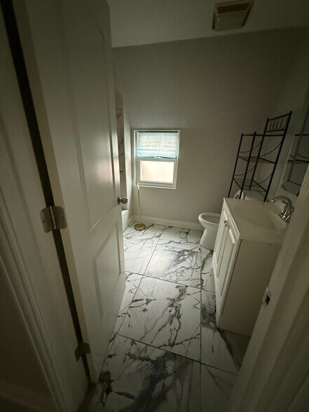 Building Photo - 1114 N Karlov Ave