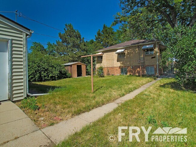 Building Photo - Raised Ranch with Second Kitchen in Prime ...