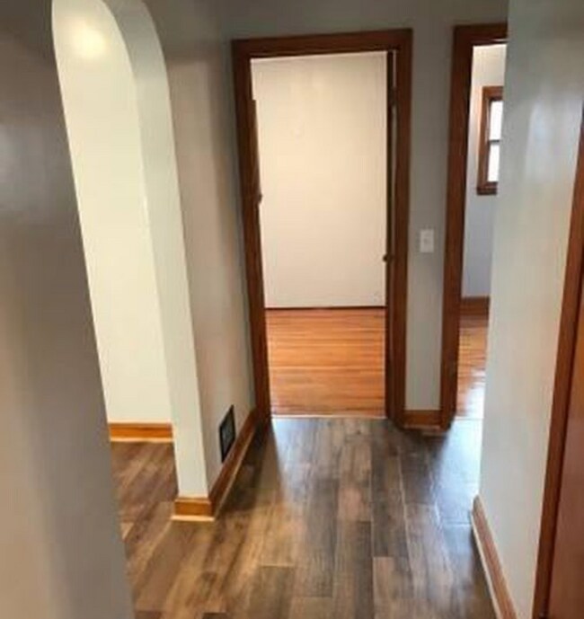 Building Photo - 702 S 4th St