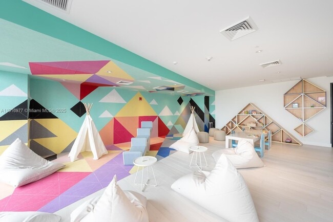 Building Photo - 121 NE 34th St