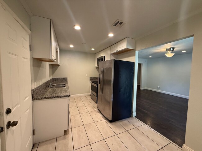 Building Photo - 7400 Loma Verde Way